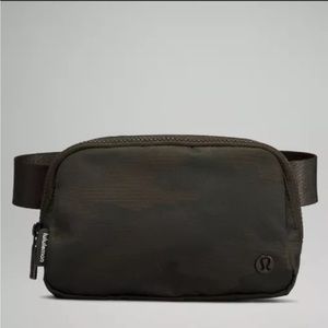 Lululemon Everywhere Belt Bag Camo🖤🤎💚